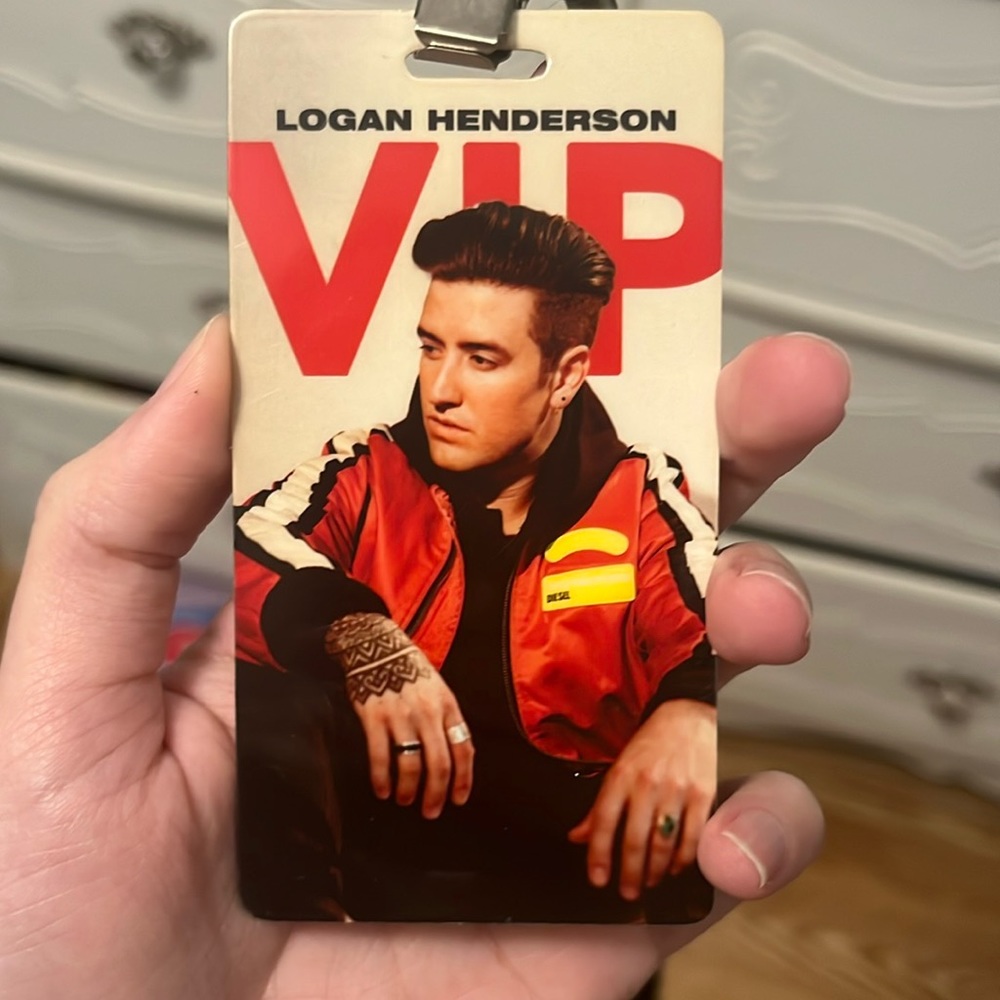 Logan Henderson vip latern:)